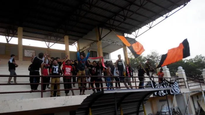 The Bless Mania dan Jinggo Mania Satu Tribun, Kita Saudara...!!!