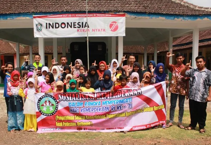 Berbagi Ilmu, Pelajar SMA Gelar Sosialisasi Kemerdekaan di Desa Kedawung