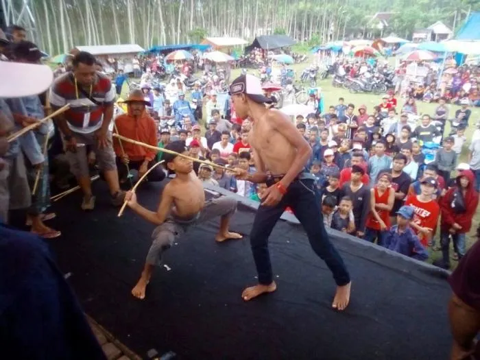 Lestarikan Budaya, Grup Facebook KFC Gelar Ojhung di Desa Kedungmoro
