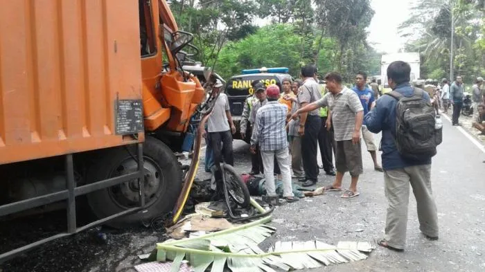 2 Tewas di Kecelakan Hebat Minibus, Motor dan Truk Ranuyoso