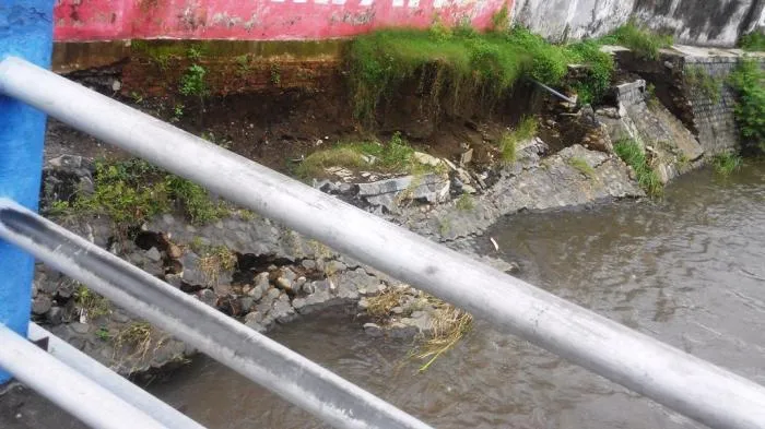 Plengsengan Sungai Kaliasem Gambiran Ambrol