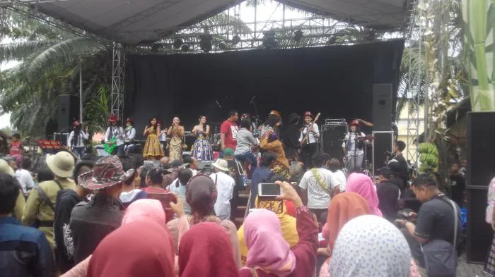 OM Ken Dedes Hibur Peserta dan Pengunjung Loemadjang Djaman Doeloe