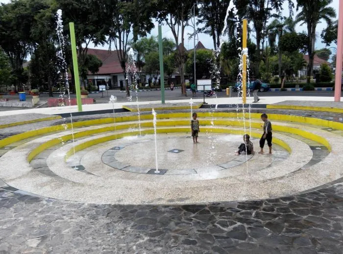 Air Mancur Depan Pendopo Lumajang Untuk Permainan Anak Kecil