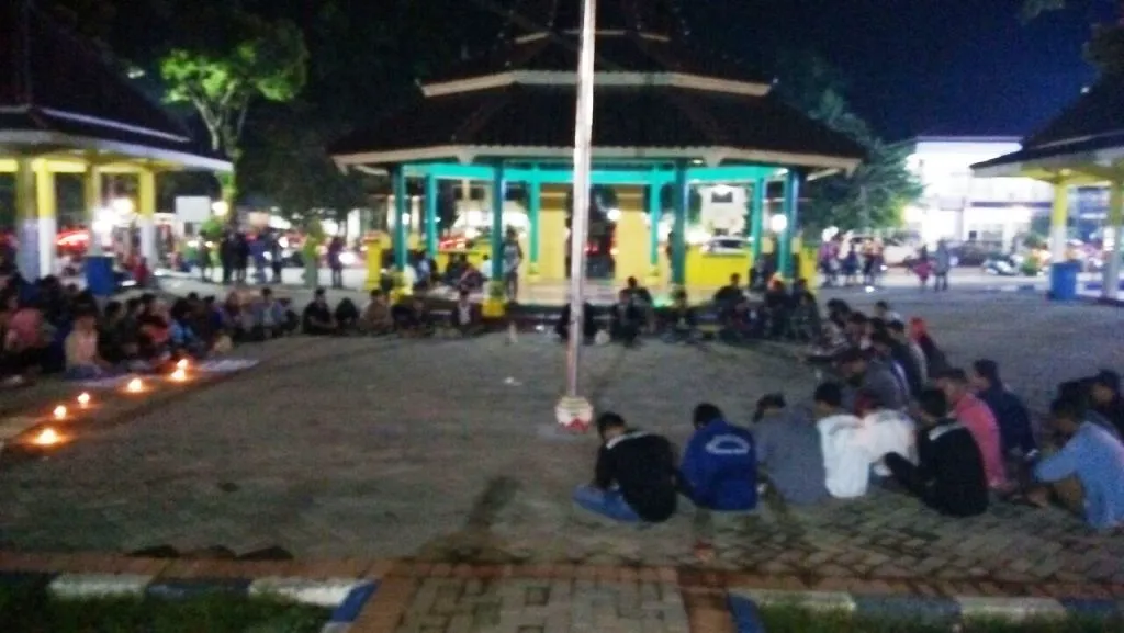 Nyalakan Lilin, Aksi #SaveKendeng Aktivis Do'a di Alun-alun Lumajang