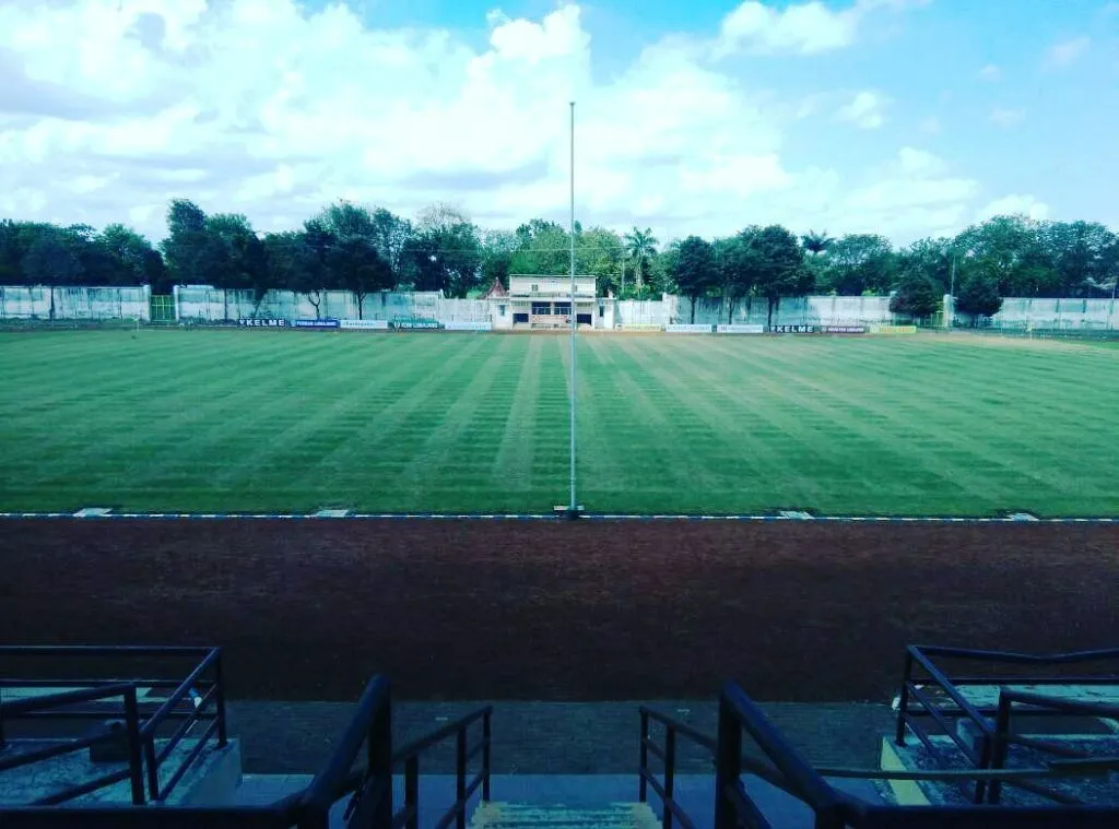 Tiang Bendera Pinggir Lapangan Stadion Semeru Dikeluhkan Awak Media Televisi
