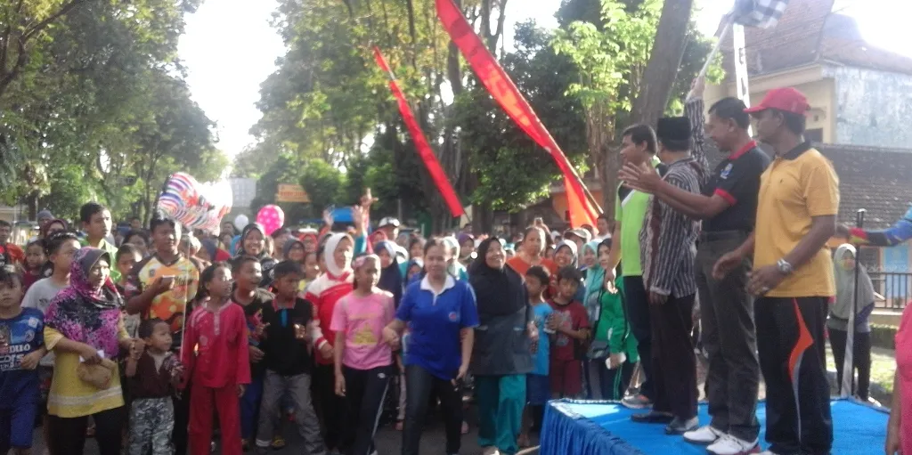 Warga Tompokersan Gelar Jalan Santai Anti Narkoba