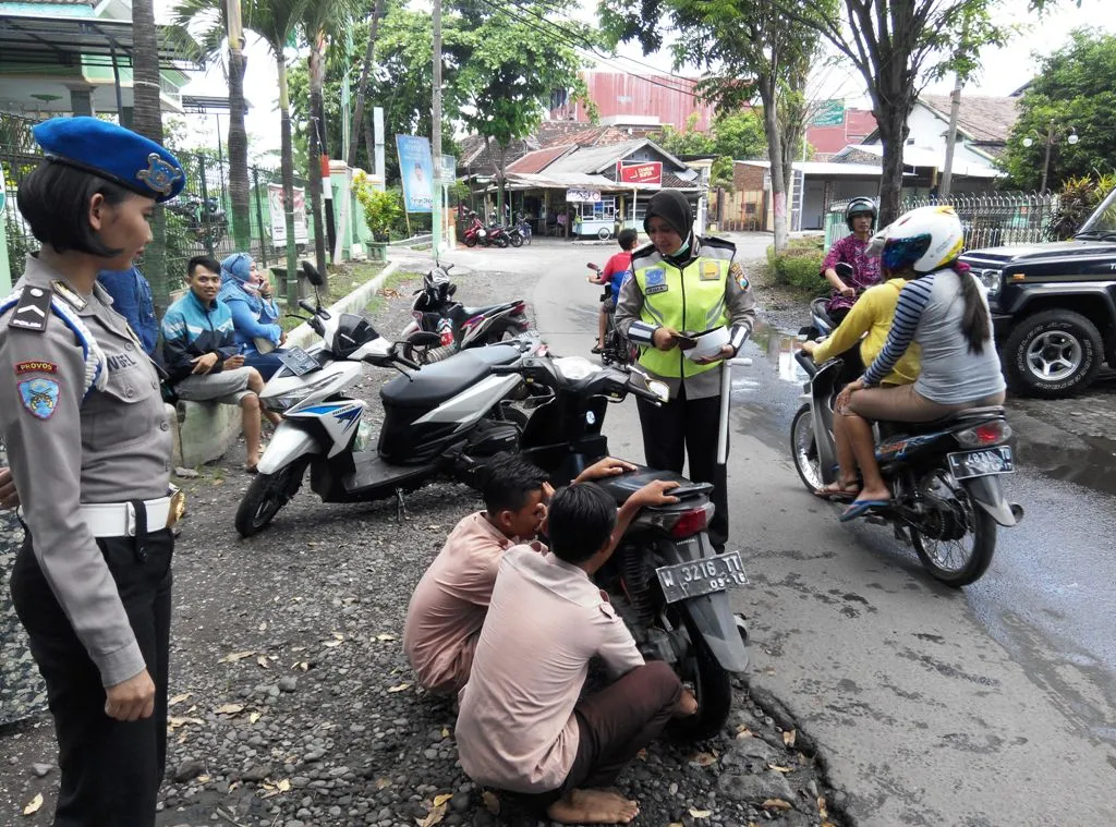 Jaga Shalat Jum'at, Para Polwan Cantik Tegur Pengendara Tak Pakai Helm