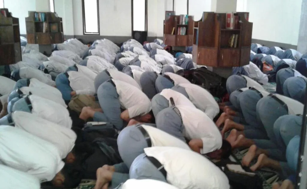 Siswa SMAGA Rayakan Kelulusan dengan Sujud Syukur