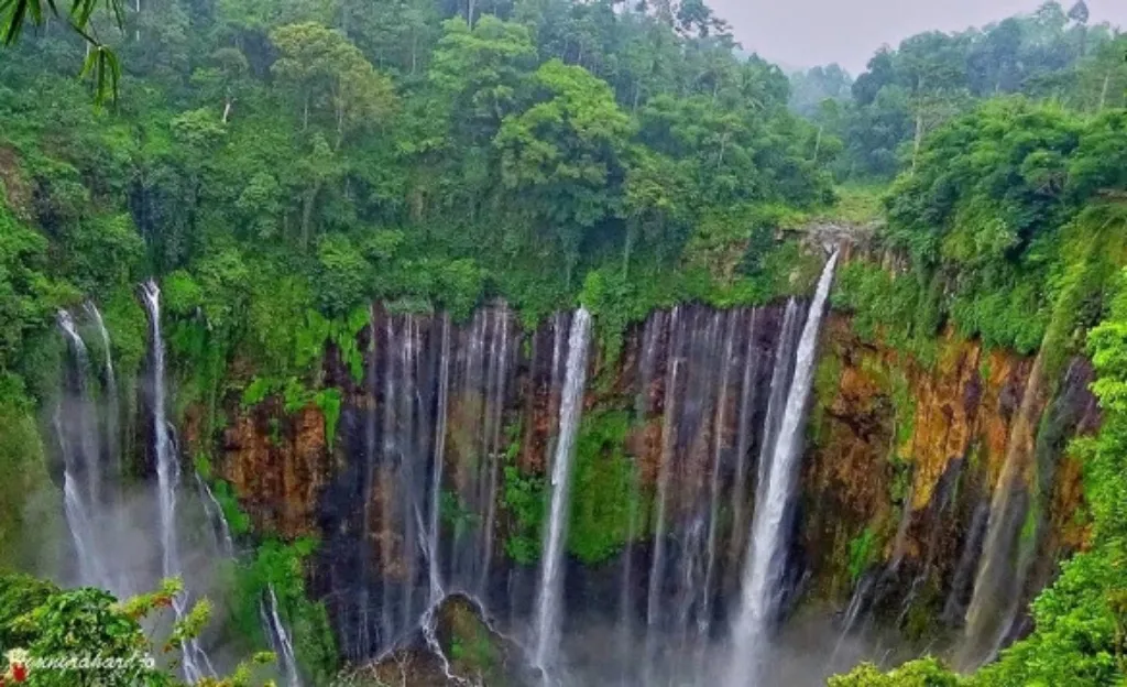 Libur Lebaran, Air Terjun Tumpak Sewu Semeru Diserbu Ratusan Pengunjung