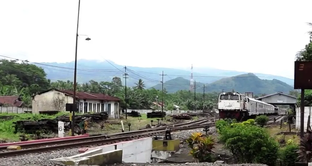 Berbahaya, Banyak Anak Kecil Iseng Lempar Kereta di Jalur Jatiroto-Klakah