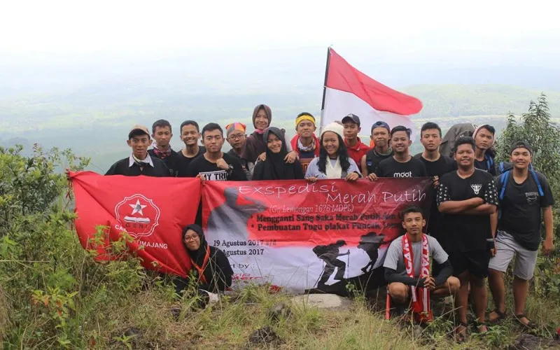 Ekspedisi Puncak Lemongan, GSNI Lumajang Ganti Bendera Merah Putih Yang Kusam