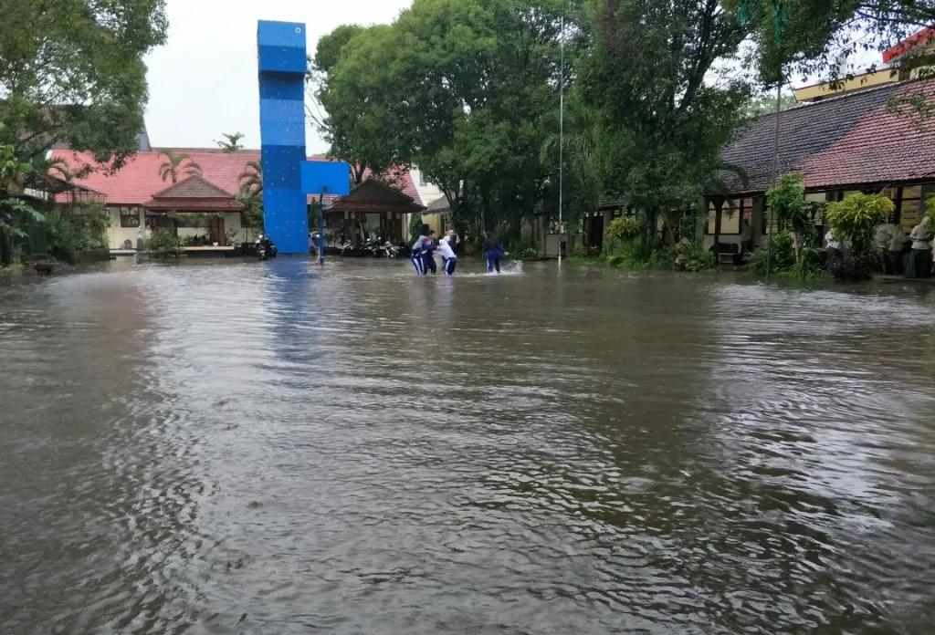 Hujan Deras, SMAN 3 Lumajang Tergenang Banjir