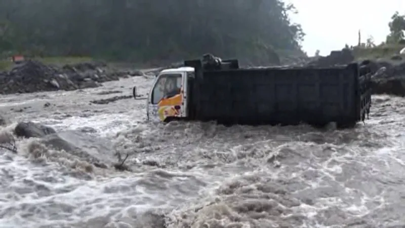 Nekat Nyebrang, Truck Pasir Terjebak Lahar Gunung Semeru