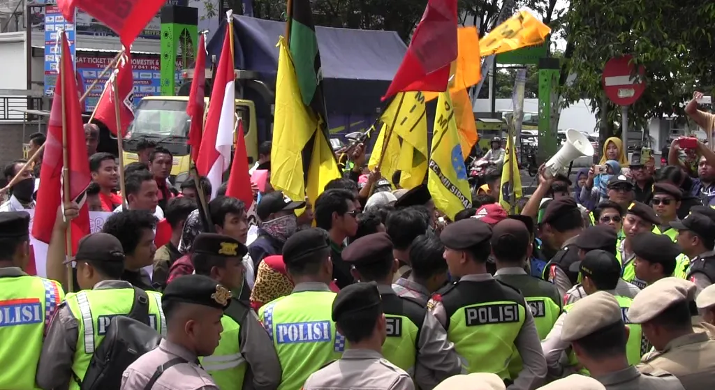 Tolak UU MD3, Demo Mahasiswa Depan DPRD Lumajang Ricuh