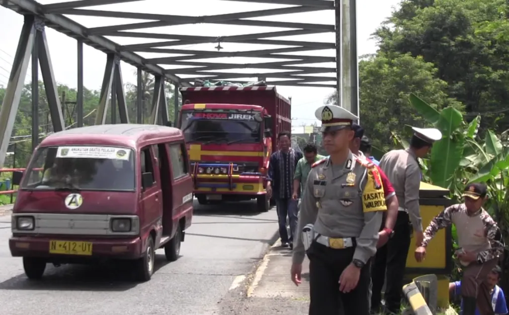 Rusak dan Berumur Tua, Forum Lalulintas Cek Jembatan di Lumajang
