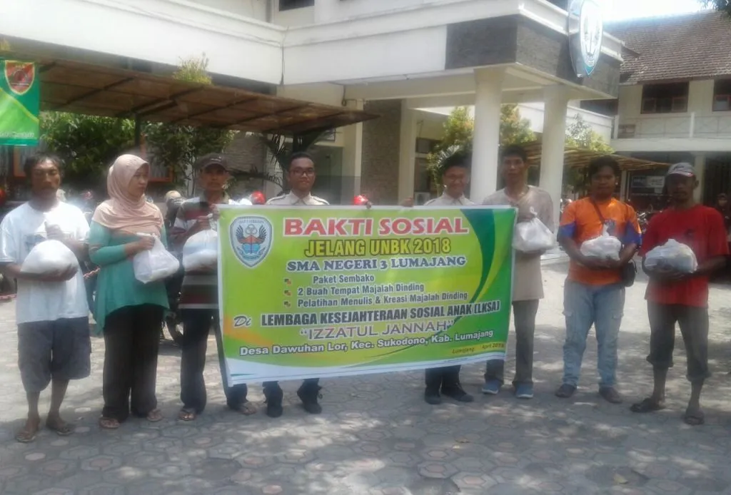 Jelang UNBK, Siswa SMAN 3 Lumajang Gelar Bakti Sosial