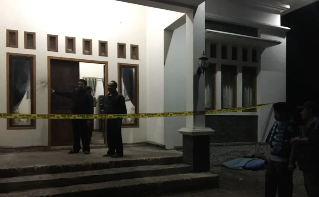 Aksi Pelemparan Bondet Teror Tim Kordes Paslon Bupati Lumajang