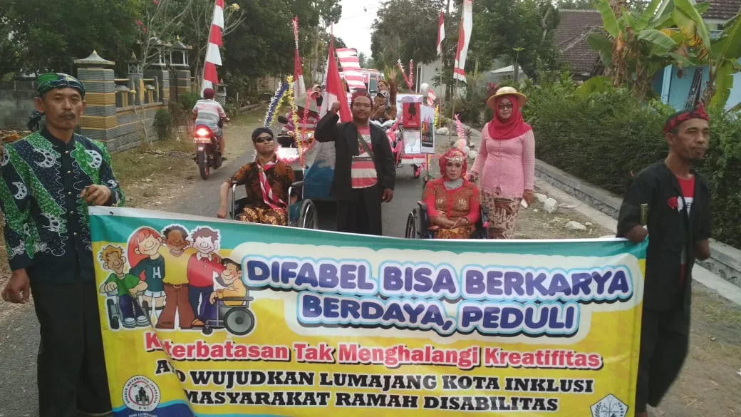 Warga Difabel Lumajang Meriahkan Karnaval Desa Tukum