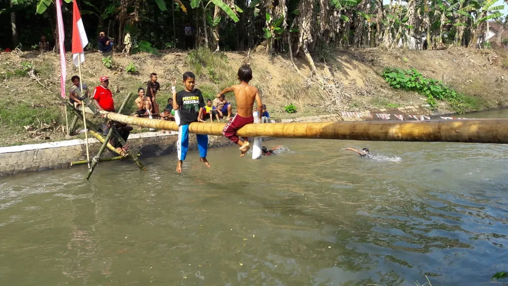 Serunya, Lomba Gebuk Bantal di Atas Sungai Tekung