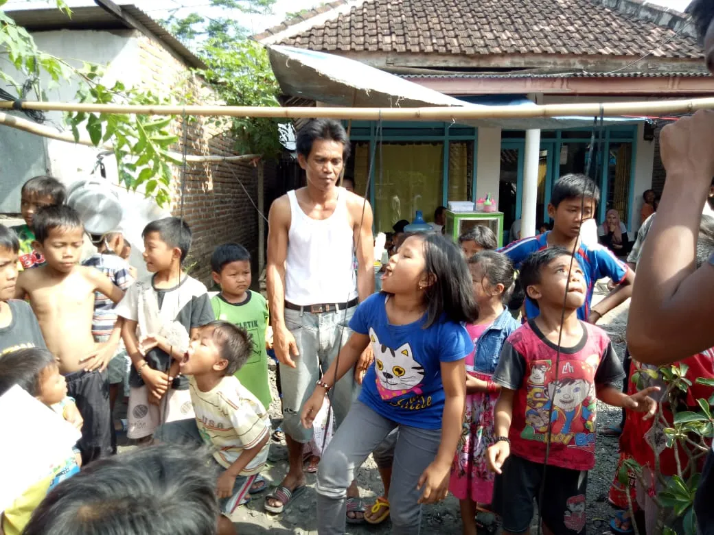 Meriahnya, Lomba Makan Kerupuk Warga Tukum
