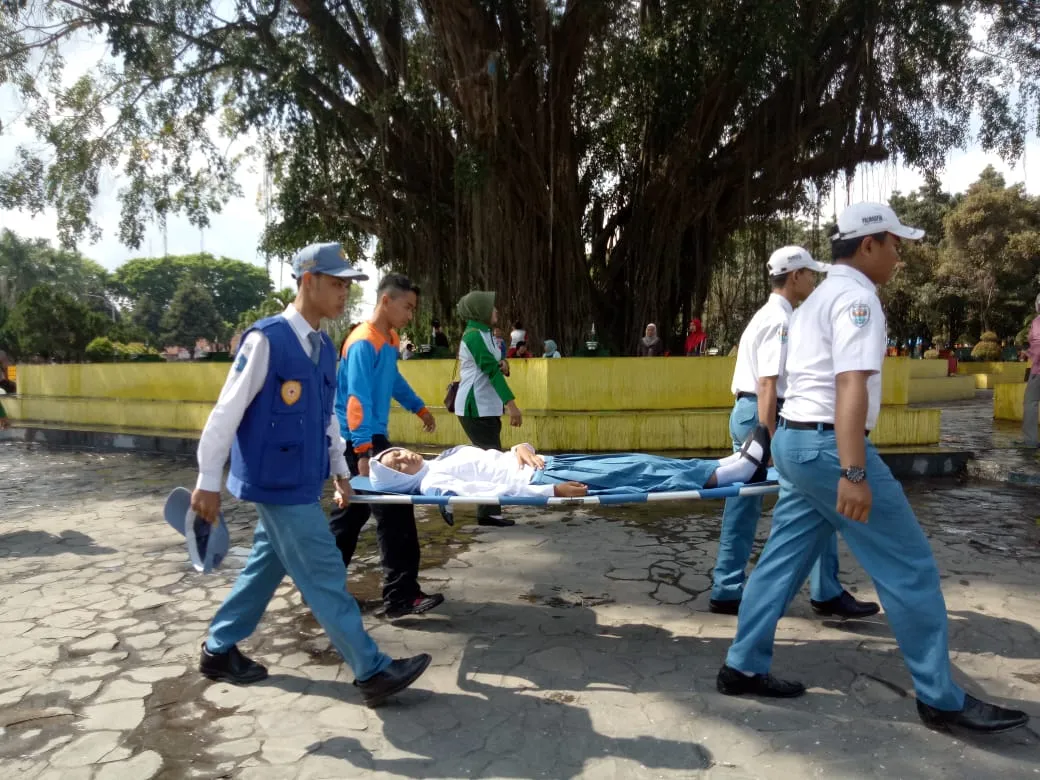 Puluhan Pelajar Pingsan Saat Ikuti Upacara 17-an di Alun-alun Lumajang