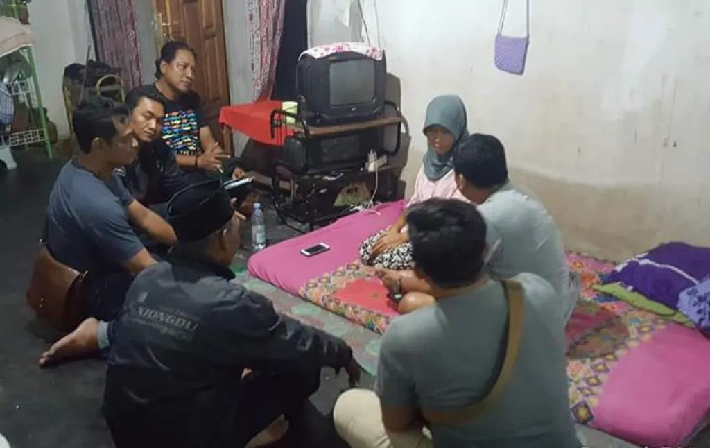 Warga Sumberwuluh Dibawa Tim Cyber Polda Jatim