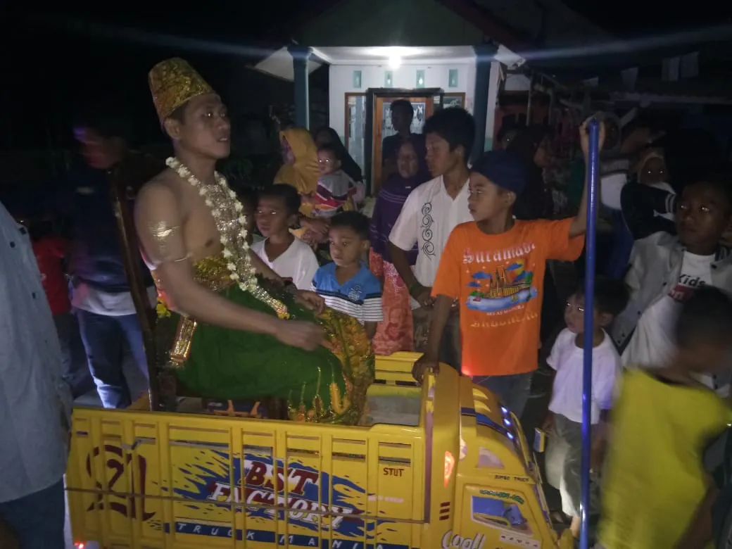 Unik, Tholib dan Suci Naik Truk Mini Menuju ke Pelaminan di Lumajang