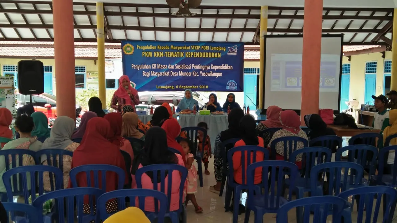 Mahasiswa STKIP PGRI Gandeng BKKBN Penyuluhan KB di Munder