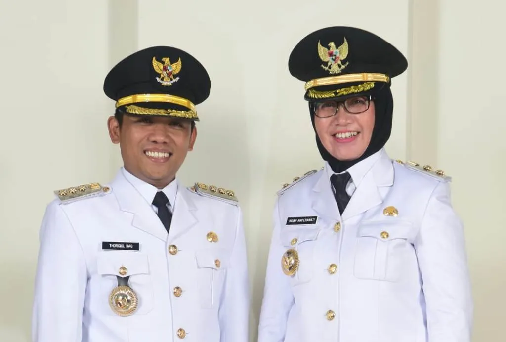 Wow..! Ini Harga Sepatu dan Pakaian Pelantikan Bupati Lumajang Cak Thoriq
