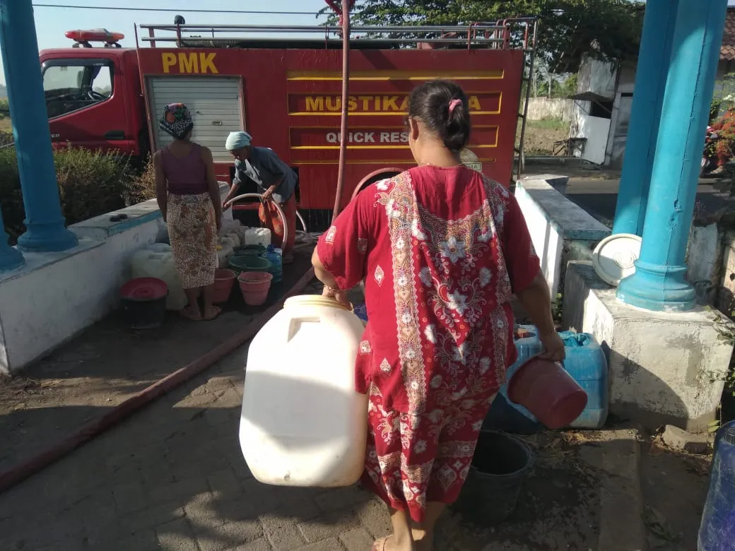 Kekeringan Lumajang, Ibu-Ibu Warga Blukon Berebut Air Bersih Bantuan