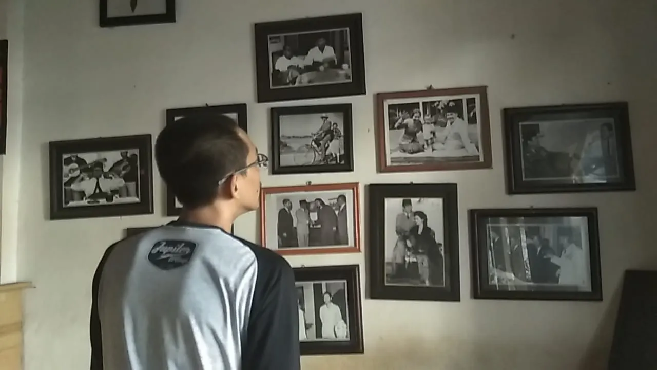 Warung Kopi "Tjangkir Koffie" Lumajang Pajang Foto Presiden Soekarno