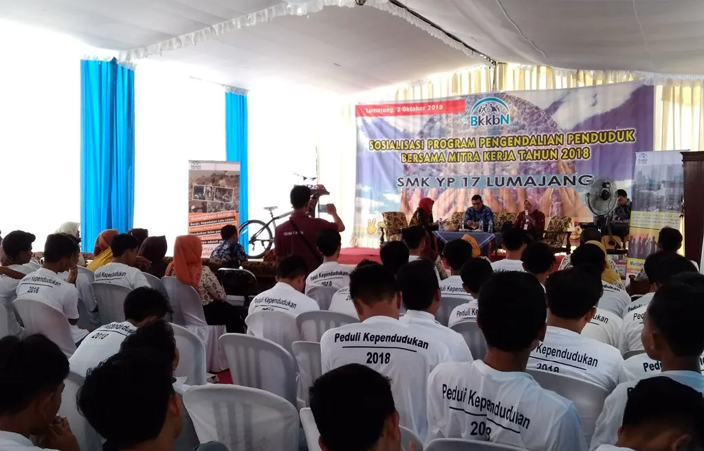 Gandeng Pelajar Lumajang, Drs. Ayub Khan M.Si Sosialisasi Bahaya Nikah Dini