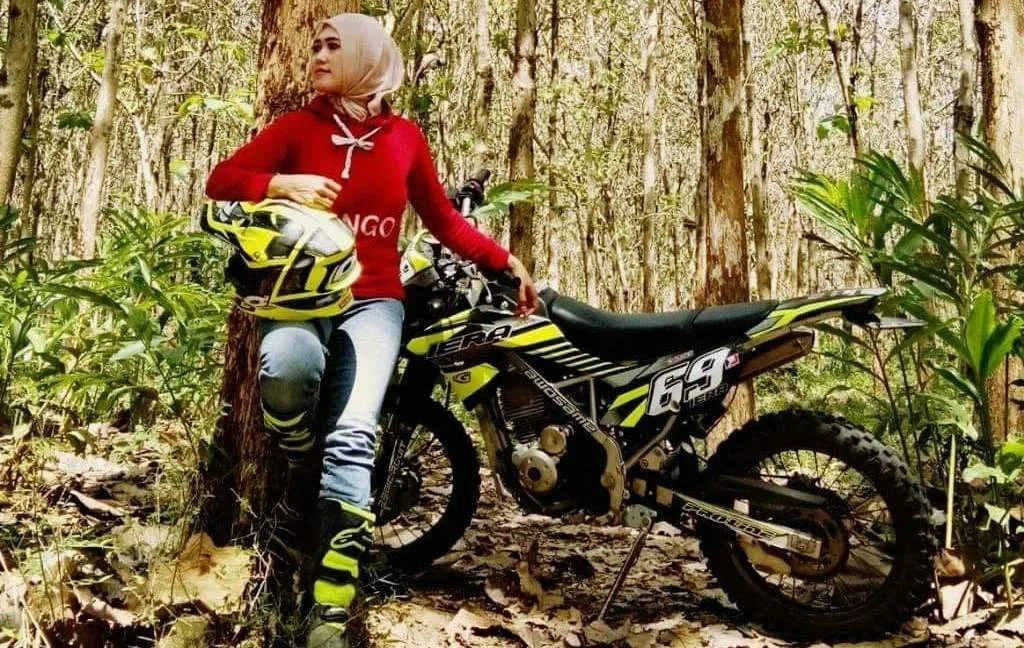 Anggun Mell Guru Cantik Lumajang Hobi Tunggangi Motor Trail