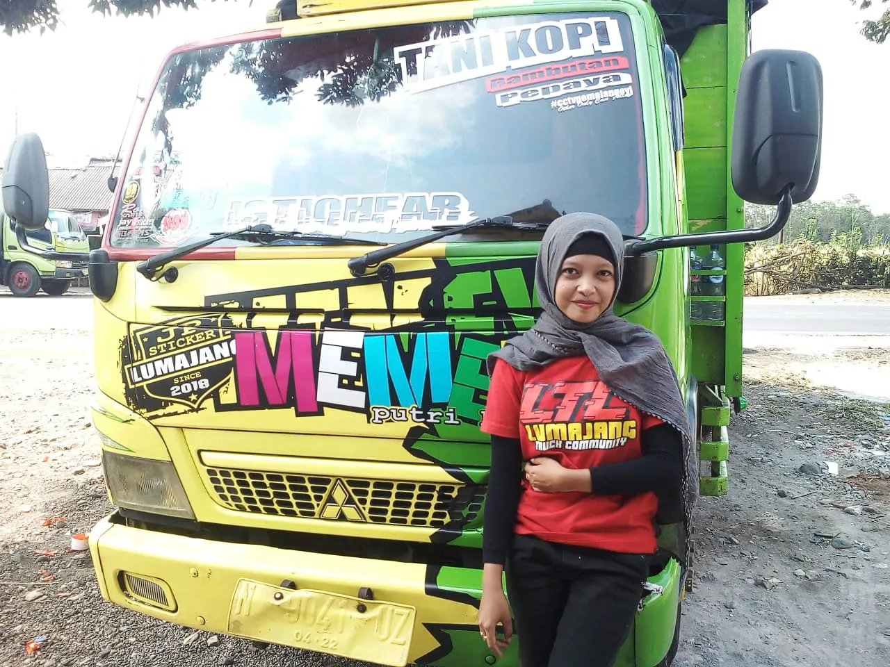April Unyil Mahasiswa STIE Widya Gama Lumajang Suka Abadikan Truk Keren