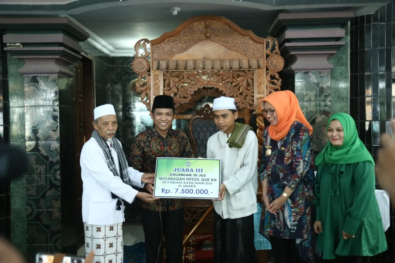 Cak Thoriq Berikan Beasiswa Ke Santri Ponpes Syarifuddin Juara Tahfidz Qur'an