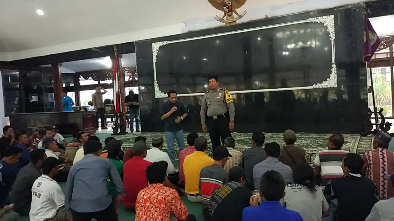 Waga Jarit Tetap Bersikukuh Blokir Jalan dari Truck Tambang Pasir