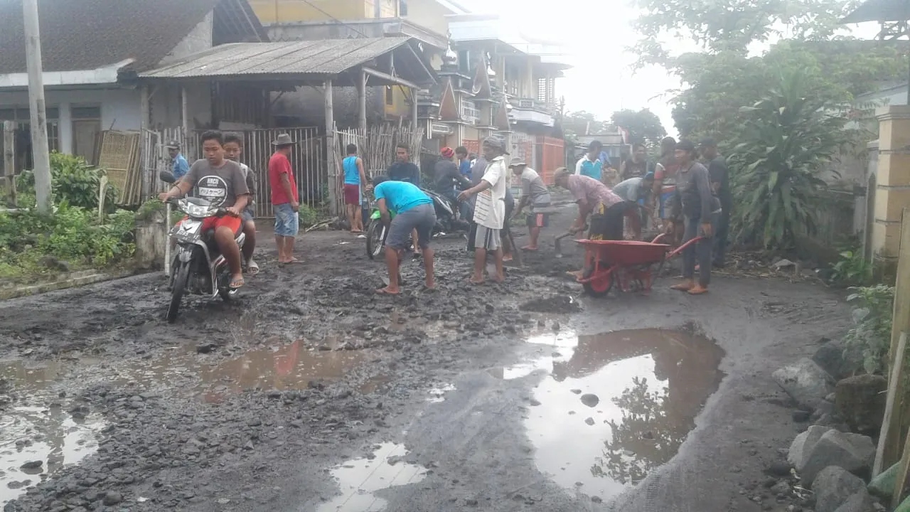 Warga Jarit Gotong Royong Perbaiki Jalan Yang Hancur Akibat Truck Pasir