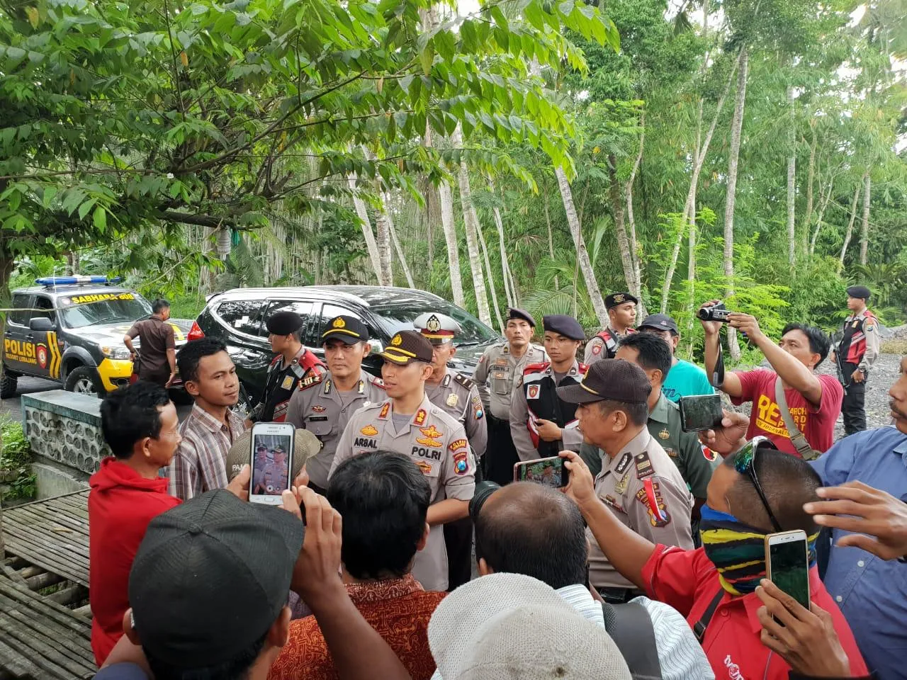 Kapolres Lumajang Ajak Dialog Warga Jarit dan Kalibendo Tutup Jalan Desa