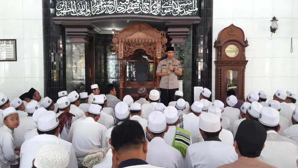 Kapolres Lumajang Safari Jum'at ke Ponpes Kyai Syarifuddin