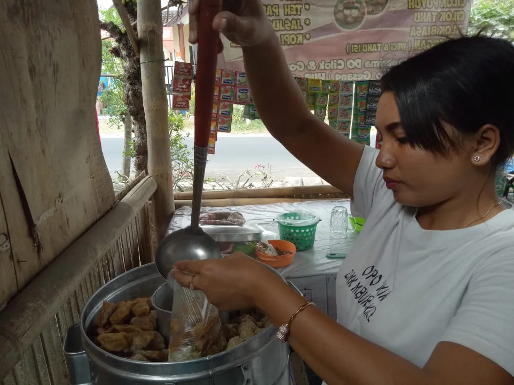 Penjual Cantik Cilok Mercon Gesang Sering Digoda Pembeli