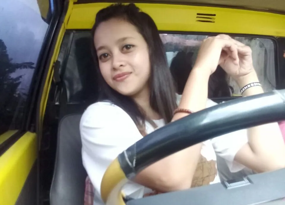 Oktavia si Sopir Pick Up dan Truk Cantik Lumajang Bikin Baper Kaum Lekaki