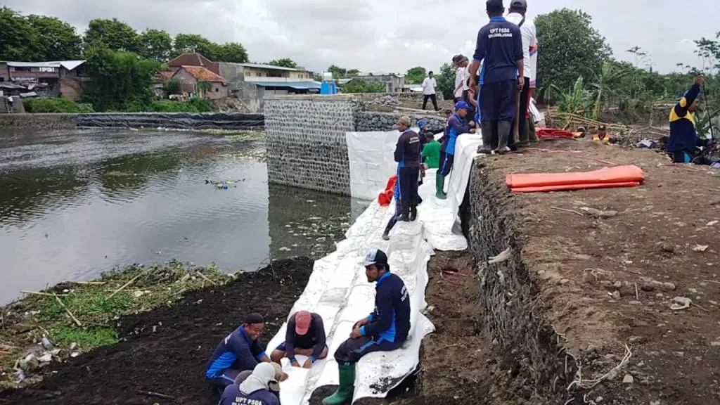 Banjir Sebabkan Proyek 8 Milyar Jebol di Kali Asem Lumajang