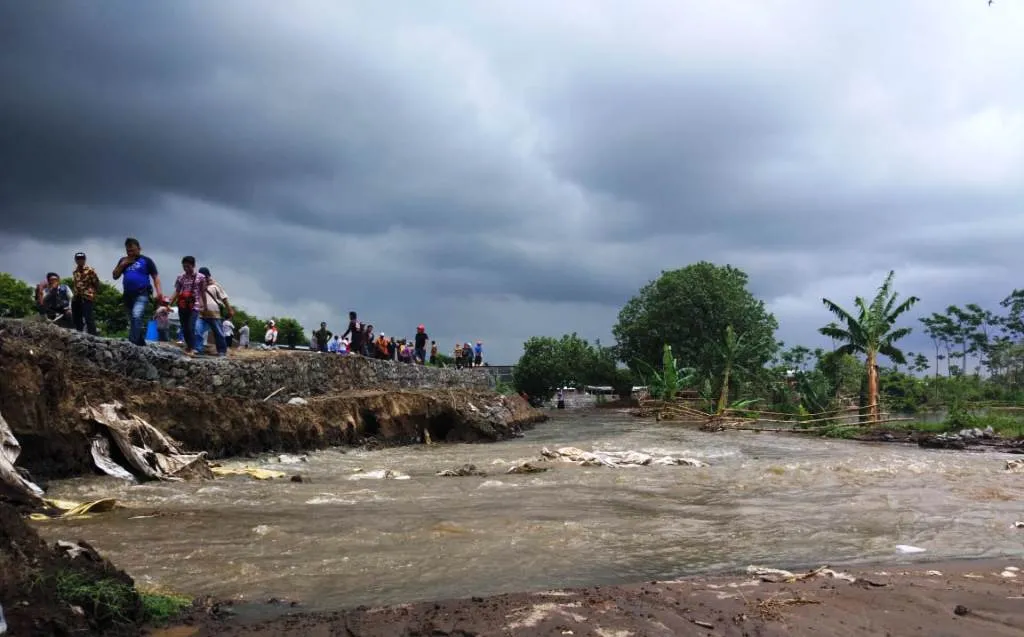 Bangunan Baru, Tanggul Dam Gambiran Tak Kuat Tahan Banjir