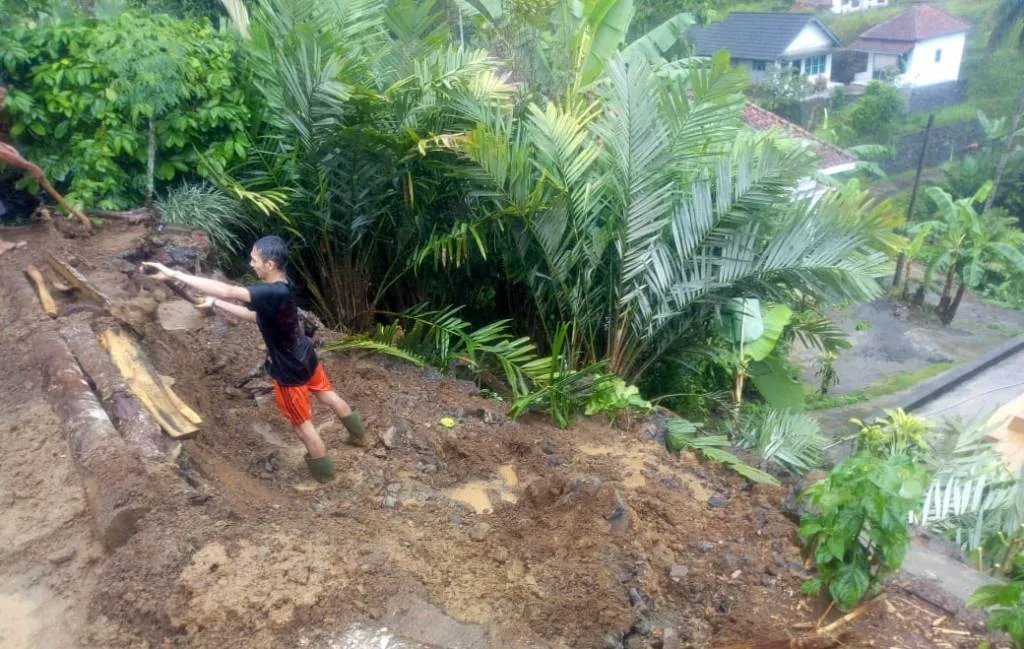 3 Rumah di Desa Tamanayu dan Kaliuling Tertimpa Longsor