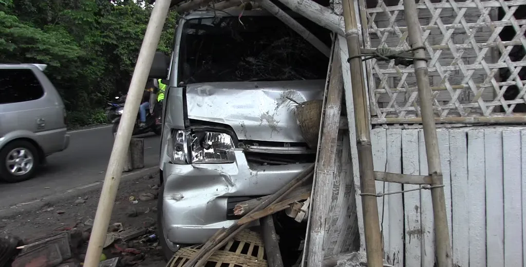 Sopir Ngantuk, Mini Bus Seruduk Warung Nangka di Ranuyoso