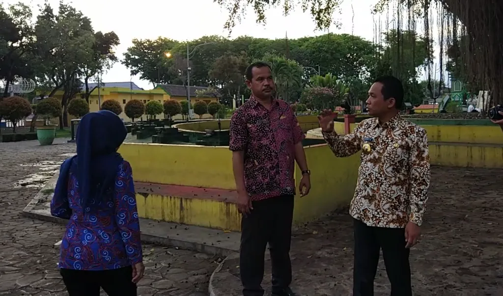 Sidak, Cak Thoriq Kecewa Bangunan dan Perawatan Alun-alun Lumajang