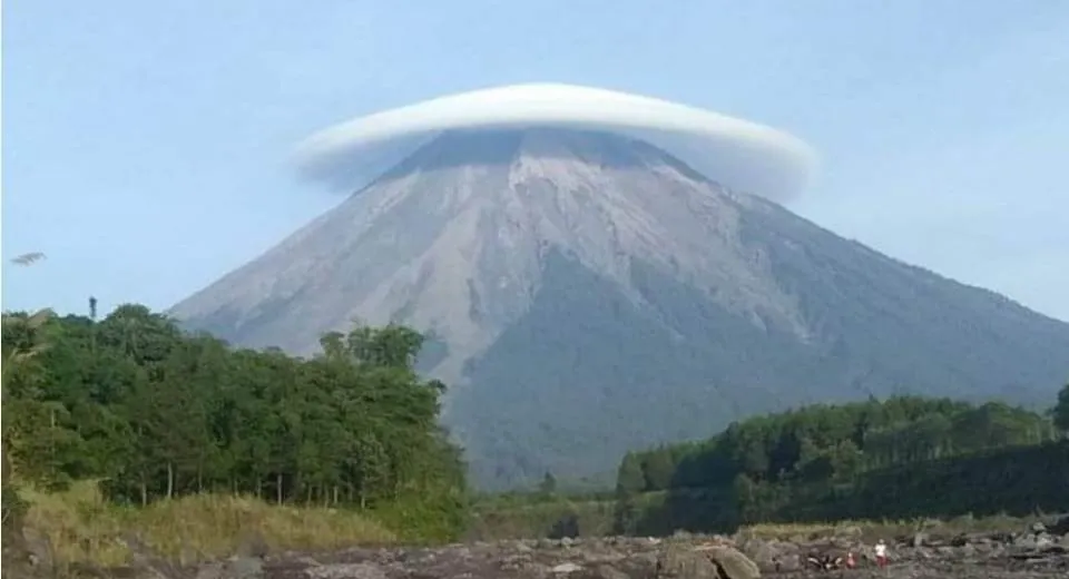 Fenomena Awan Caping Tutupi Puncak Semeru Viral di Medsos