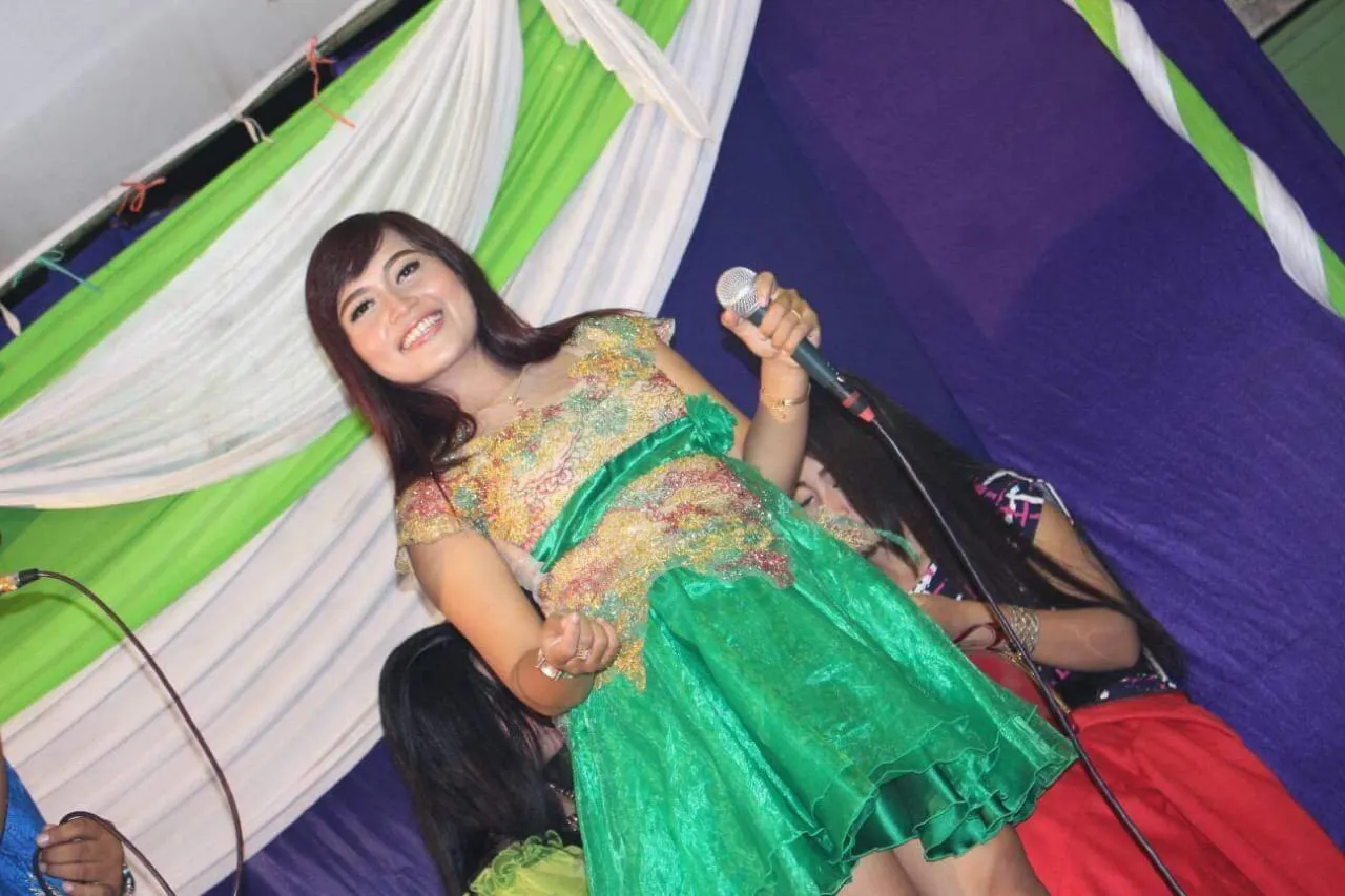 Tak Andalkan Goyang, Sindy Sagita Mampu Hibur Penikmat Dangdut Lumajang