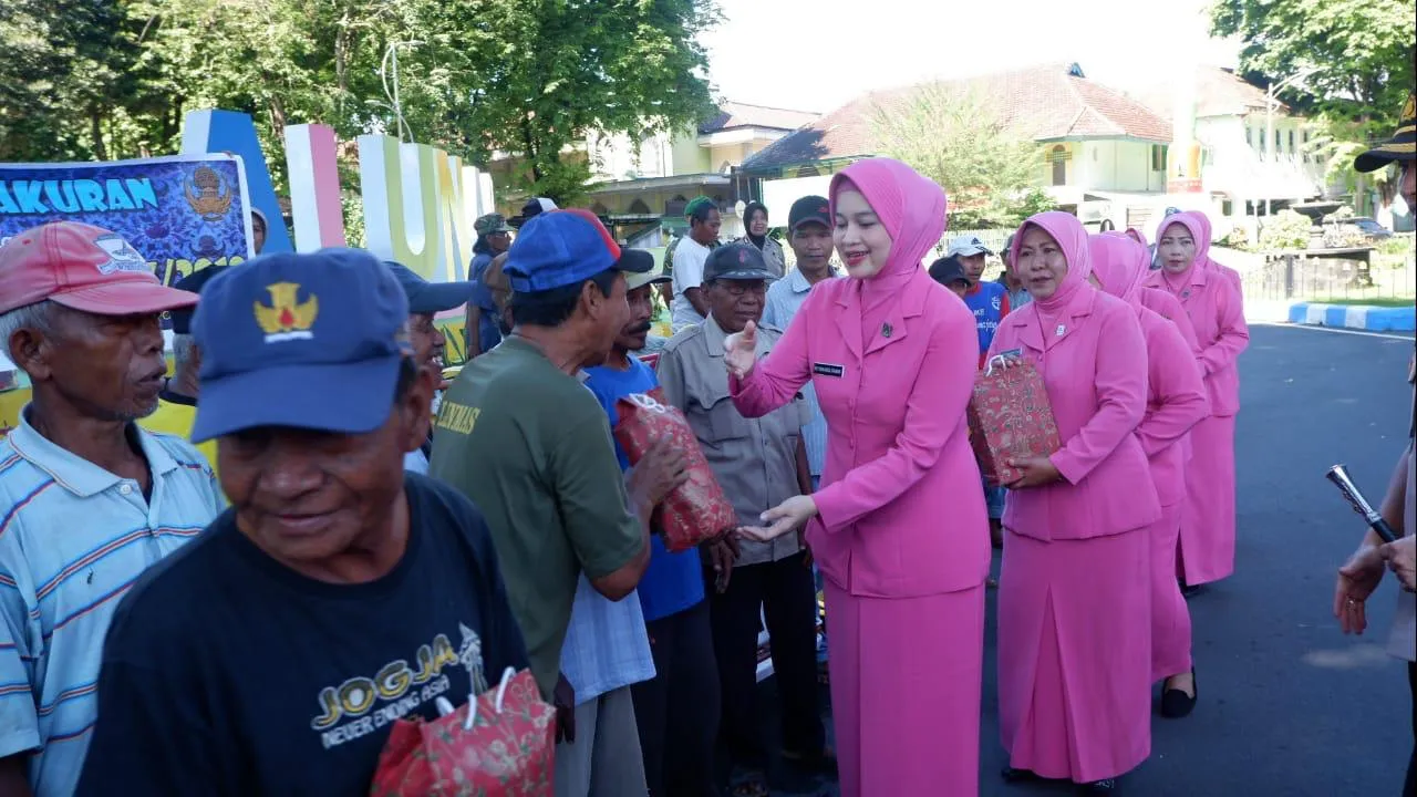 Bhayangkari Lumajang Bagi Bagi Sembako ke Abang Tukang Becak
