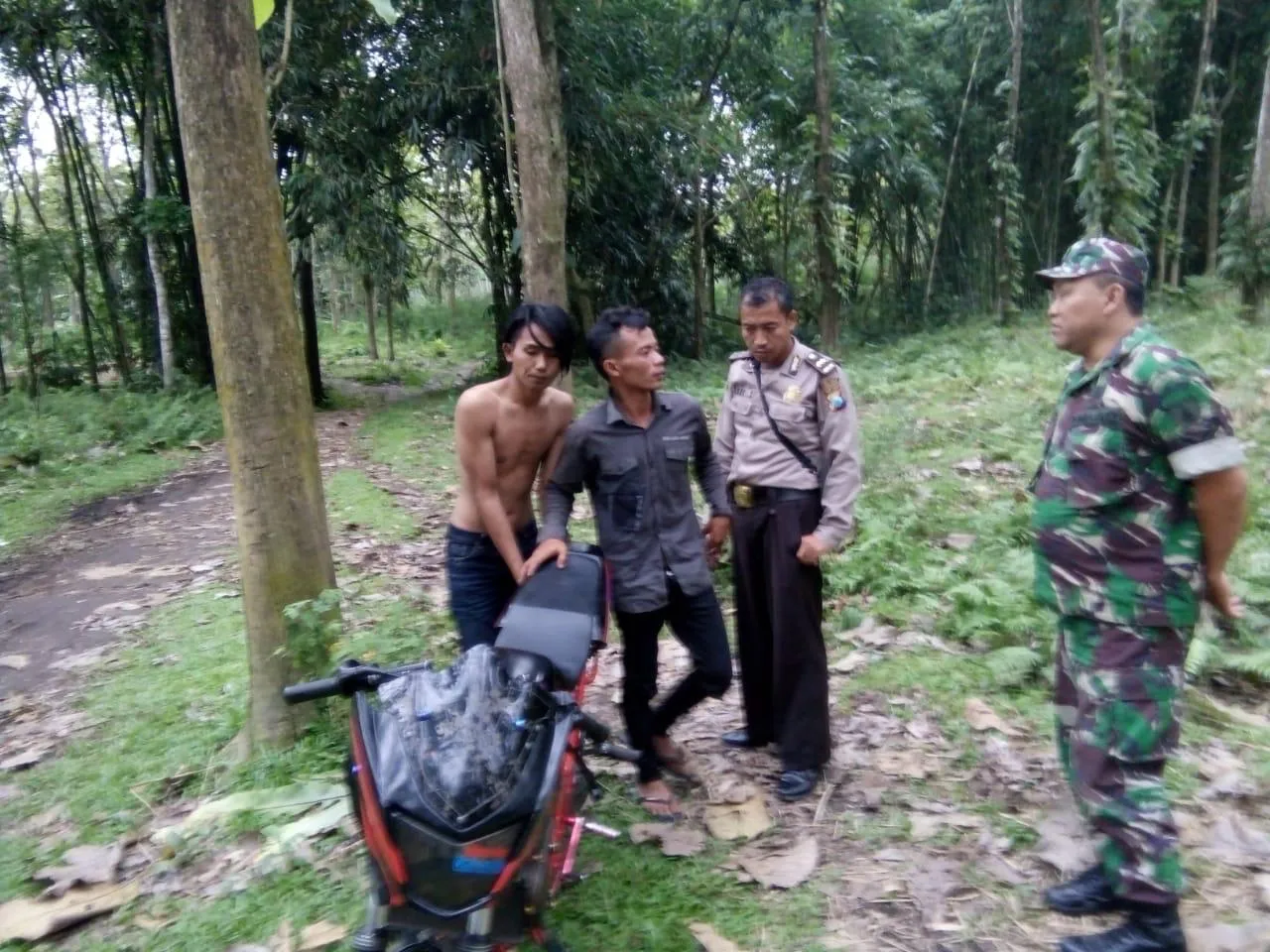 Dua Pemuda Diamankan Saat Pesta Miras Oplosan di Hutan Pinus Candipuro